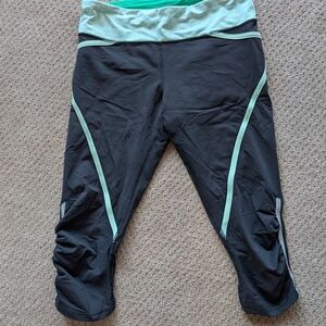 Lululemon Women's Black and Green Athletic Crop Pants. Size 6